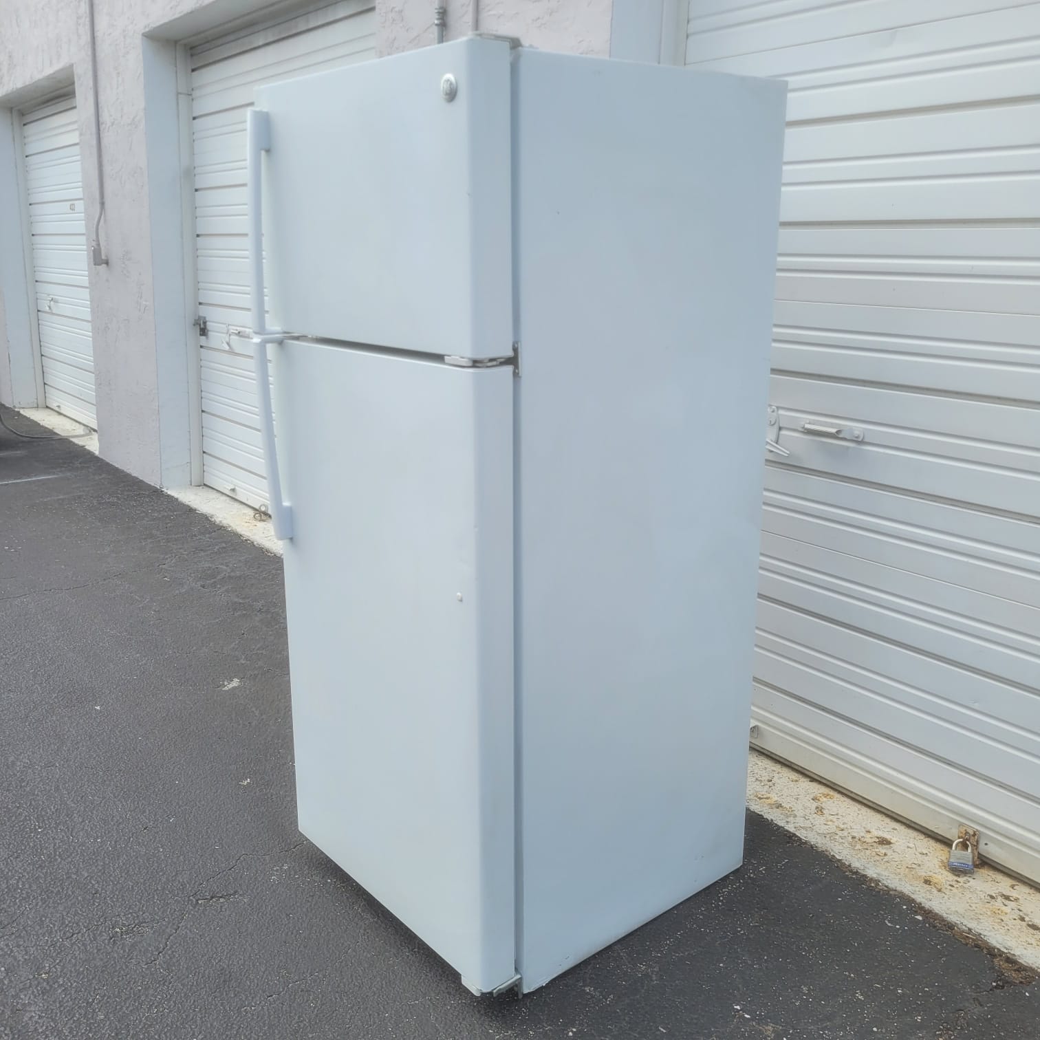 GE Top and Bottom Refrigerator GE Top and Bottom Refrigerator